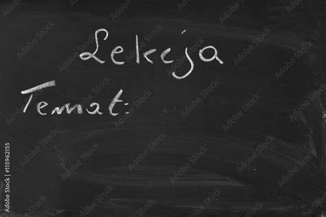 Szkolna tablica z zabawnymi rysunkami i napisami