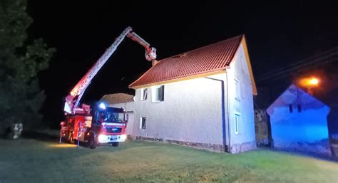Strażacy gaszący pożar sadzy w przewodzie kominowym w Janowicach (gmina Jodłownik)