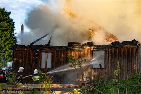 zdjęcie zniszczonego przez pożar drewnianego domu