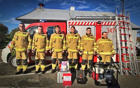 Schemat porównujący różne modele ubrań specjalnych strażackich z zaznaczeniem ich głównych cech i przedziałów cenowych.