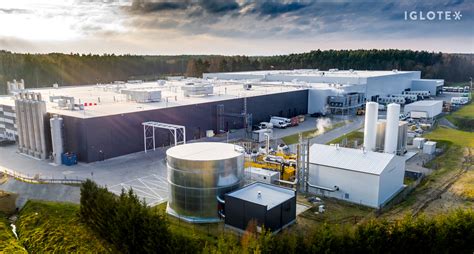 Zdjęcie przedstawiające akcję gaśniczą oraz zniszczoną halę produkcyjną zakładu Iglotex w Skórczu