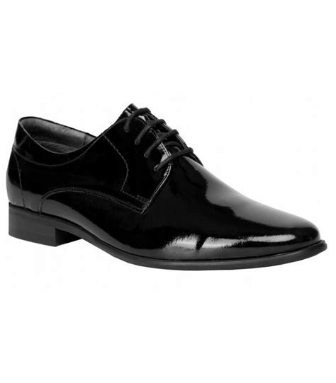 Zdjęcie przedstawiające eleganckie buty strażackie do munduru galowego, z widocznymi opinaczami.