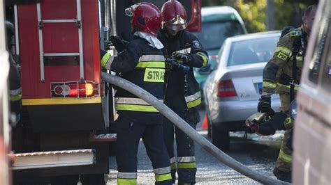 zdjęcie z miejsca akcji straży pożarnej i karetek pogotowia w dzielnicy mieszkalnej