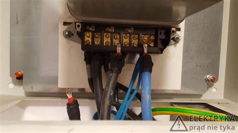 Ilustracja przedstawiająca przegrzany przewód elektryczny z uszkodzoną izolacją