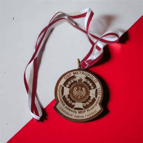 Zasłużony strażak OSP odbierający medal lub odznaczenie
