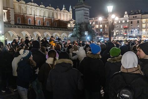 Uczestnicy Sylwestra na Rynku Głównym w Krakowie, widok na tłum i scenę