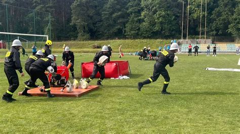 Zespoły strażackie rywalizujące w zawodach sportowo-pożarniczych