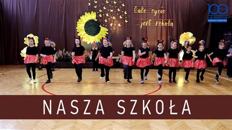 zdjęcie zespołu mażoretek prezentujących układy taneczne