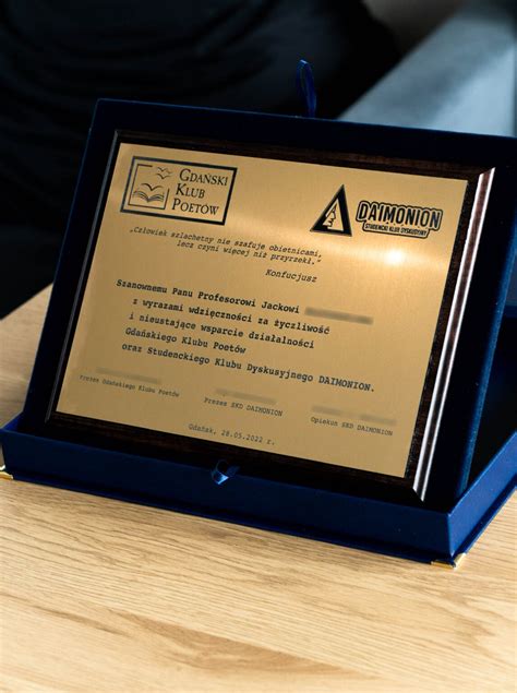 Zdjęcie symbolizujące pamiątkową statuetkę lub dyplom z grawerem dla strażaka
