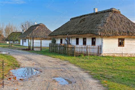 Historyczne zabudowania Świątnik z połowy XIX wieku, drewniane domy kryte strzechą, położone w zwartej zabudowie