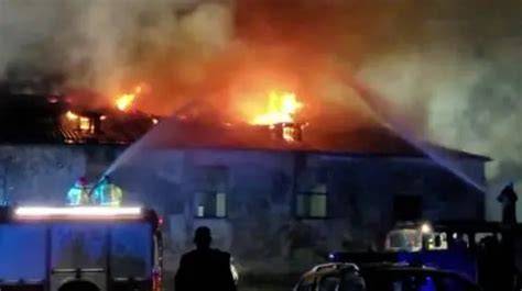 płonący budynek starej piekarni w Bornem Sulinowie, ewakuacja ludzi