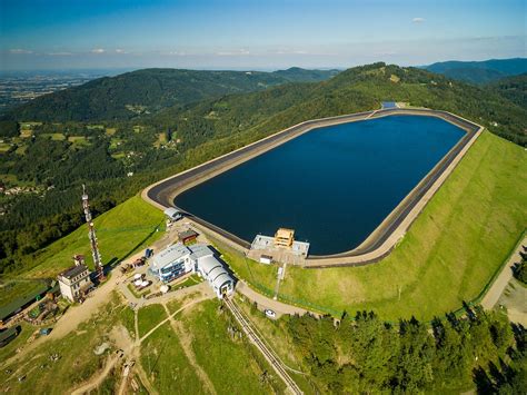 Widok na górny zbiornik Elektrowni Szczytowo-Pompowej Porąbka-Żar na szczycie góry Żar