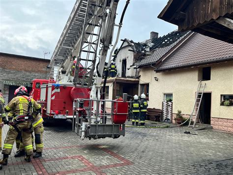 zdjęcie strażaków walczących z ogniem na dachu dworu