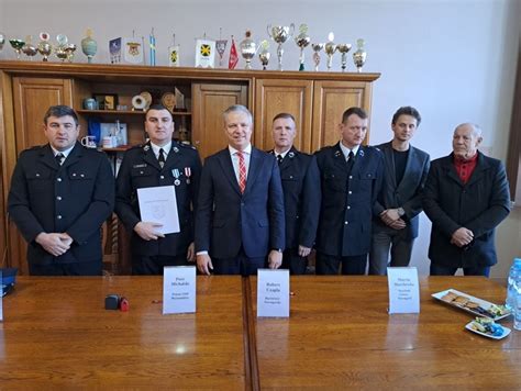 Zdjęcie przedstawiające druhów OSP Wyszomierz oraz przedstawicieli władz gminnych podczas uroczystego podpisania umowy.