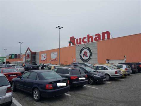 Zdjęcie supermarketu Auchan w Krasnem z widocznym zadymieniem lub z zewnątrz