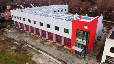 Zdjęcie wnętrza nowej remizy JRG Bieruń (np. garaż lub centrum dowodzenia)