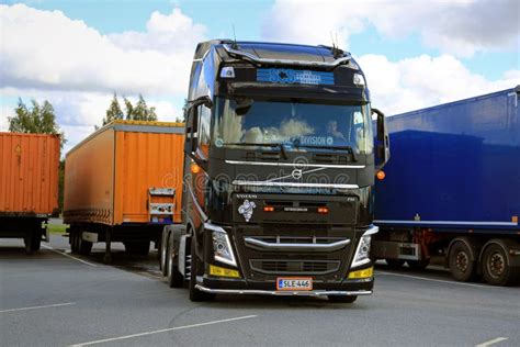 zdjęcie spalonej ciężarówki Volvo FH na parkingu