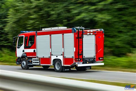 Samochód ratowniczo-gaśniczy Volvo FL 4x2 podczas akcji