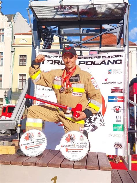 Rafał Bereza na podium Mistrzostw Świata w Kanadzie, z medalem i flagą Polski