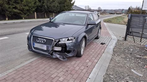 Zdjęcie miejsca wypadku drogowego w gęstej mgle, przedstawiające rozbite samochody