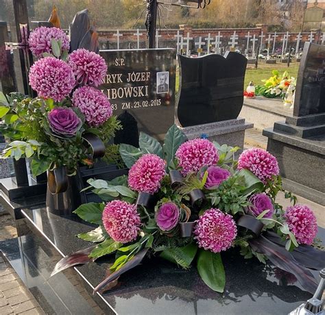Zdjęcie z ceremonii pogrzebowej, przedstawiające kondukt lub wieńce na cmentarzu