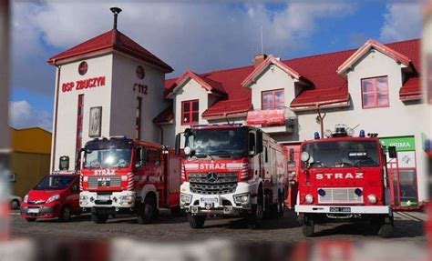 Zdjęcie przedstawiające zabytkową remizę OSP Zbuczyn lub historyczne zdjęcie założycieli