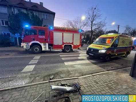 Zdjęcie przedstawiające akcję ratowniczą na miejscu wypadku drogowego