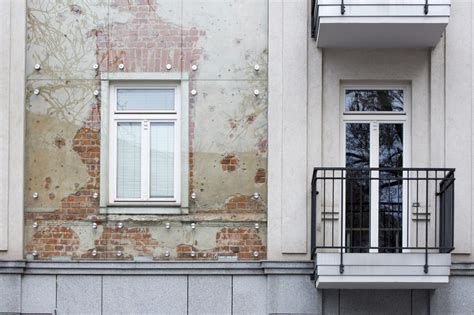 Zdjęcie historycznych śladów po kulach na ceglanym budynku w Kleszczówku