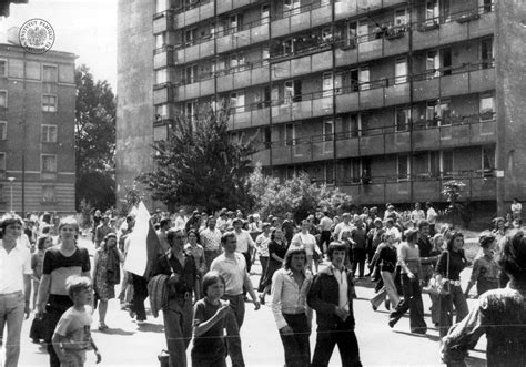 pochód robotników ulicami Szczecina w 1970 roku