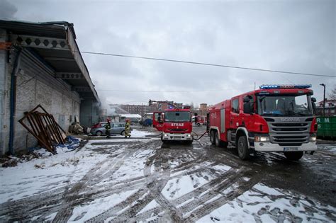 Strażacy w akcji podczas gaszenia pożaru w Bochni