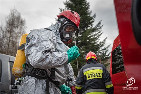 Specjalistyczna Grupa Ratownictwa Chemicznego monitorująca powietrze