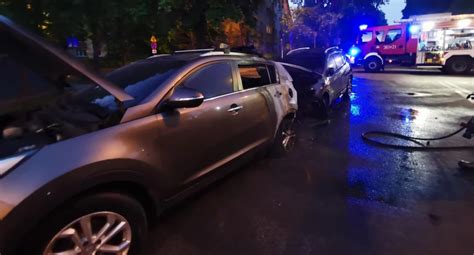 Zdjęcie spalonych samochodów na posesji po podpaleniu