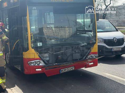 strażacy gaszący autobus miejski na ulicy w Gorzowie