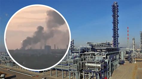 zdjęcie dymu unoszącego się nad zakładem petrochemicznym w Chinach