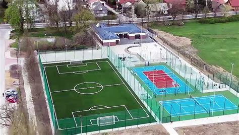 Zdjęcie boiska sportowego w Grochowiskach Księżych podczas rozgrywek lub festynu