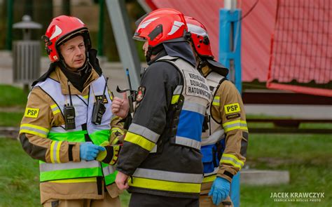 zdjęcie miejsca wypadku drogowego z udziałem służb ratowniczych