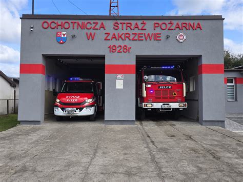 Zdjęcia z kalendarza OSP Zakrzewo (np. myjnia samochodowa, kąpiel w pianie, strażacy na tle ognia)