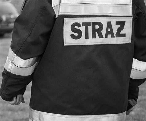 Strażak OSP uzupełniający dokumentację w remizie