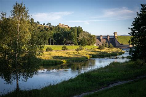 krajobraz gminy Gdów z charakterystycznymi wzgórzami i doliną rzeki
