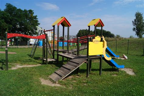 zdjęcie nowoczesnego placu zabaw w Gdowie