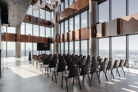 Nowoczesna sala konferencyjna z panoramicznym widokiem na PKiN i Stadion Narodowy