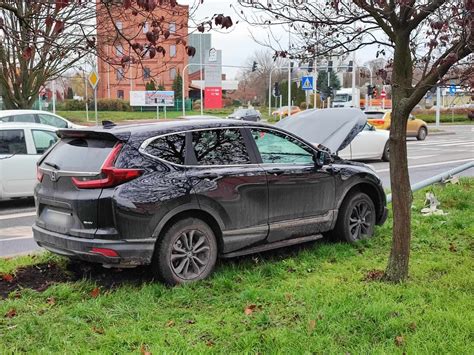 fotografia płonącej Hondy CR-V na ulicy