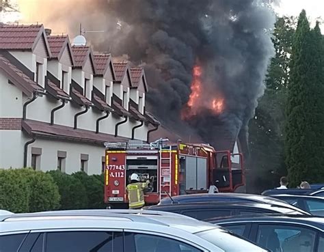zdjęcie pożaru elewacji sali weselnej, strażacy gaszący elewację, dym nad budynkiem