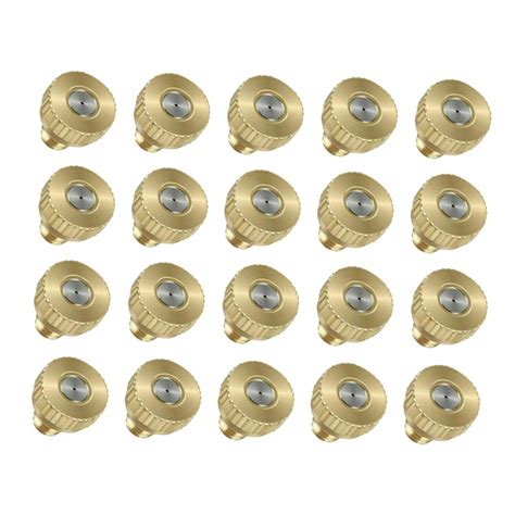 Rozpylanie mgły wodnej przez dysze.