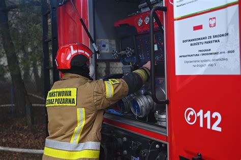 Zdjęcie przedstawiające akcję gaśniczą hali recyklingowej