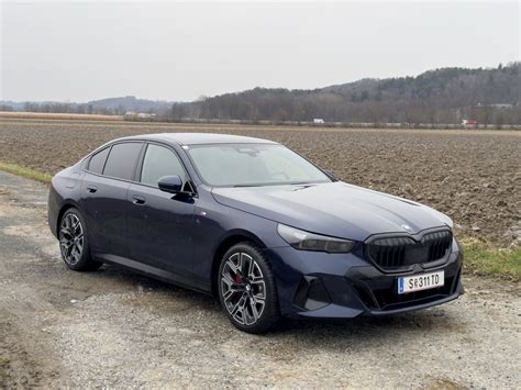 Zdjęcie doszczętnie spalonego BMW 520d xDrive na poboczu drogi