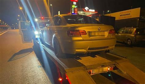 Zdjęcie płonącego BMW na lawecie transportowej