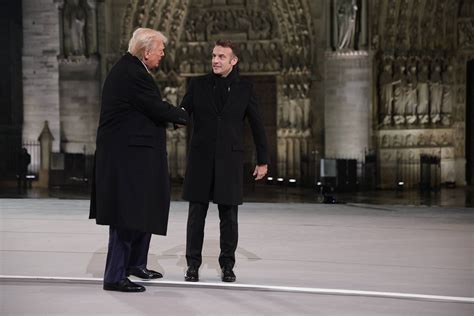 Zdjęcie prezydenta Macrona przemawiającego przed katedrą Notre-Dame
