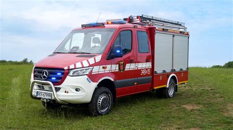 Nowy samochód ratowniczo-gaśniczy przekazywany jednostce OSP