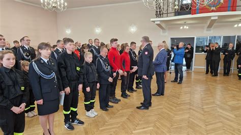 Zdjęcie grupy Młodzieżowych Drużyn Pożarniczych podczas porannej zaprawy